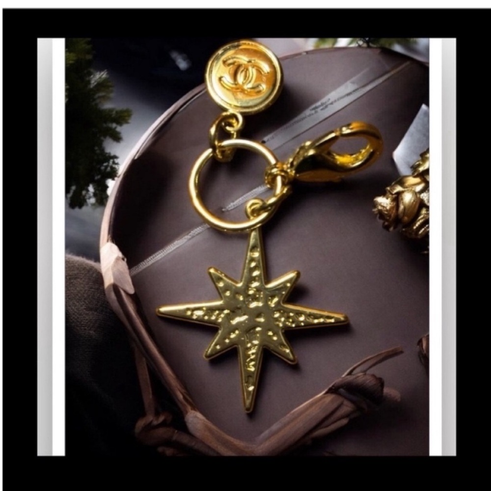 CHANEL Gold Bethlehem Star Limited Edition Charm Key Holder